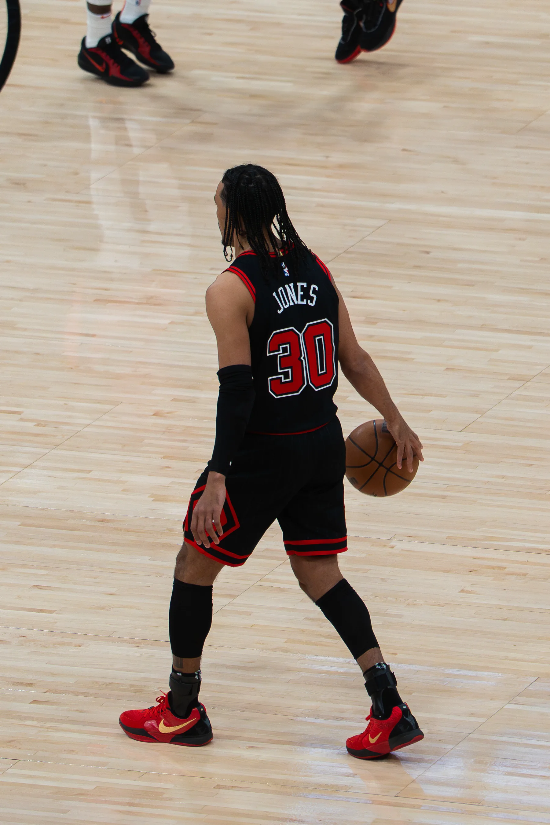 NBA basketball coverage — In-game possession and player focus.