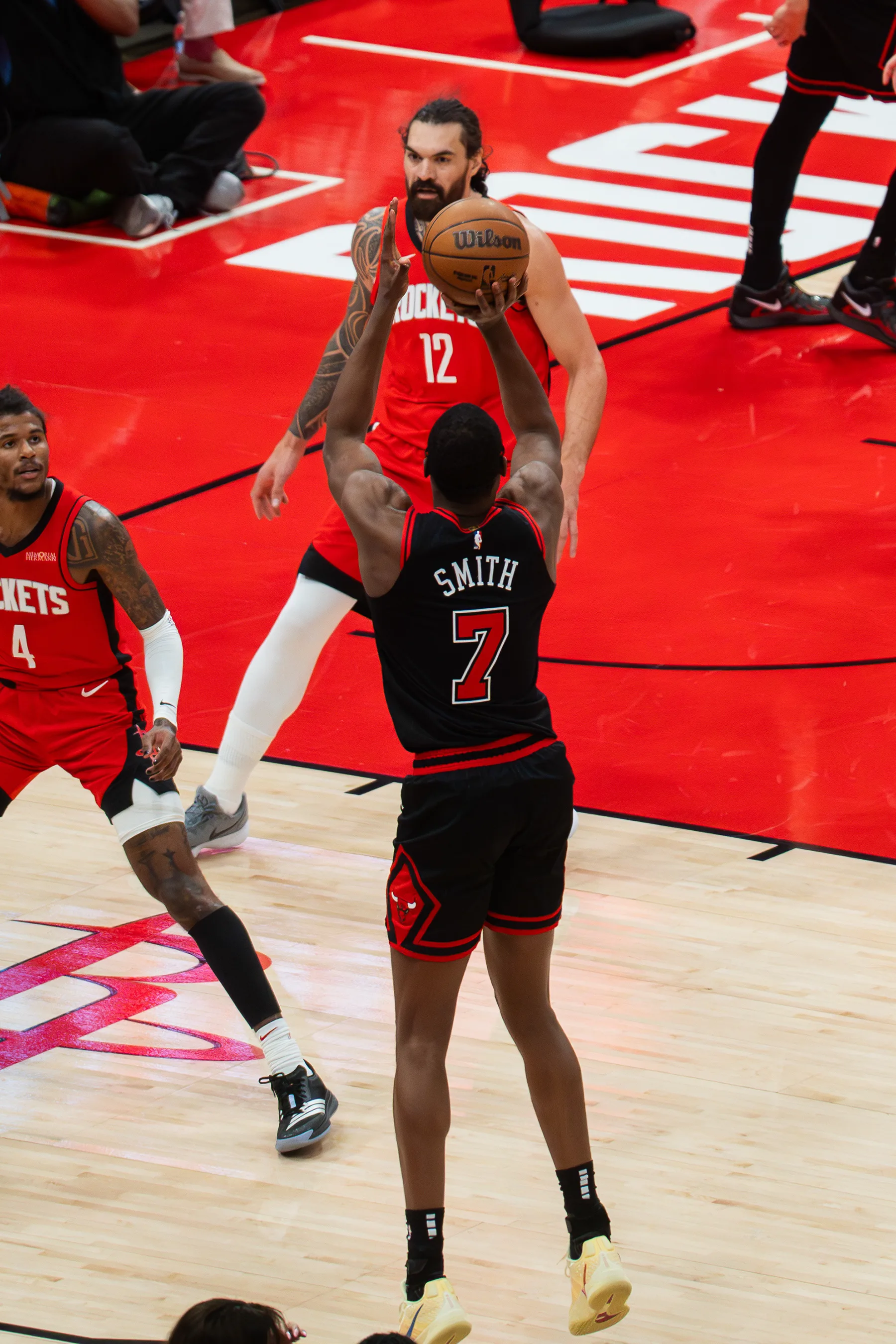 NBA basketball coverage — Chicago Bulls defensive pressure.